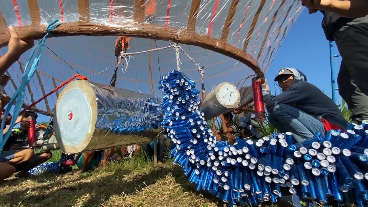 Tradisi Usir xorona Terbangkan Balon Raksasa 3 Sekaligus