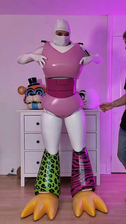 A suit up Video of my Glamrock Chica cosplay! I cannot get into this by myself 😂 #glamrockchica