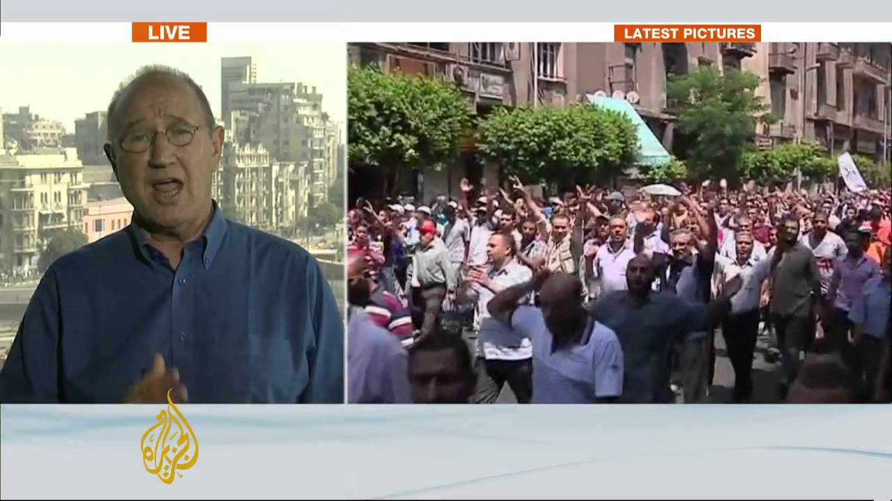 ينقل مراسل الجزيرة مايك حنا تقريراً من القاهرة