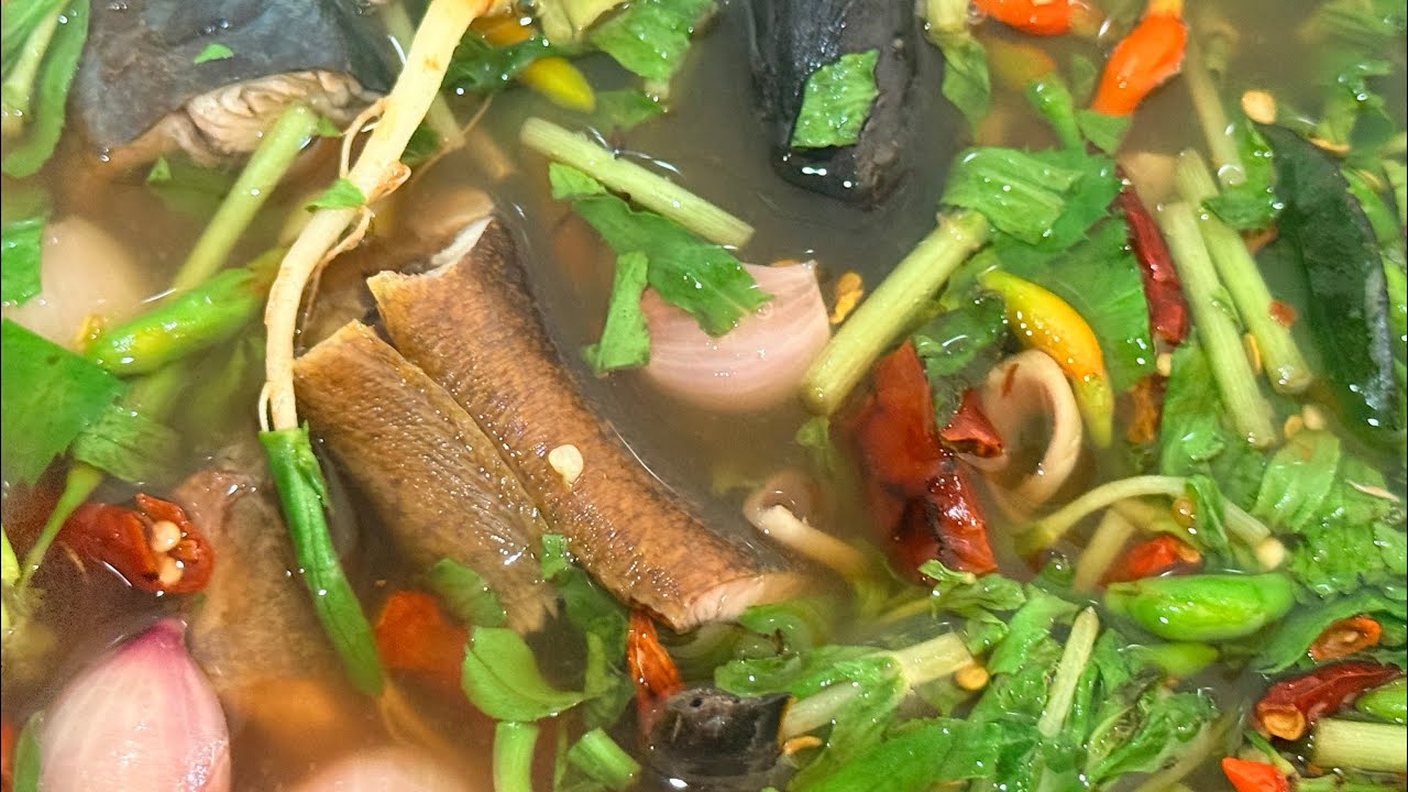  #สูตร# ต้มปลาไหล แซ่บๆ ใส่ผักแขยง ต้มแบบนี้ อร่อยถึงเครื่องสมุนไพร #กดติดตามช่องให้ด้วยนะครับ 