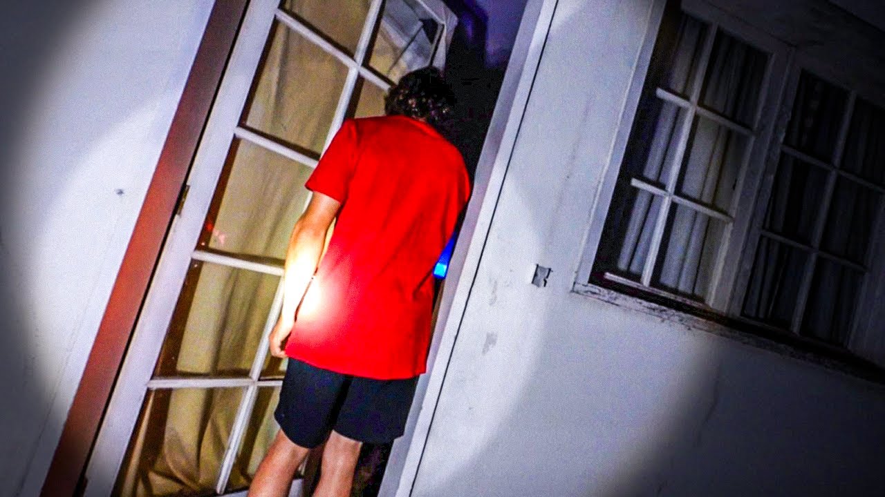 FLAGREI O RENAN SONÂMBULO ENTRANDO DENTRO DA CASA DO CASEIRO