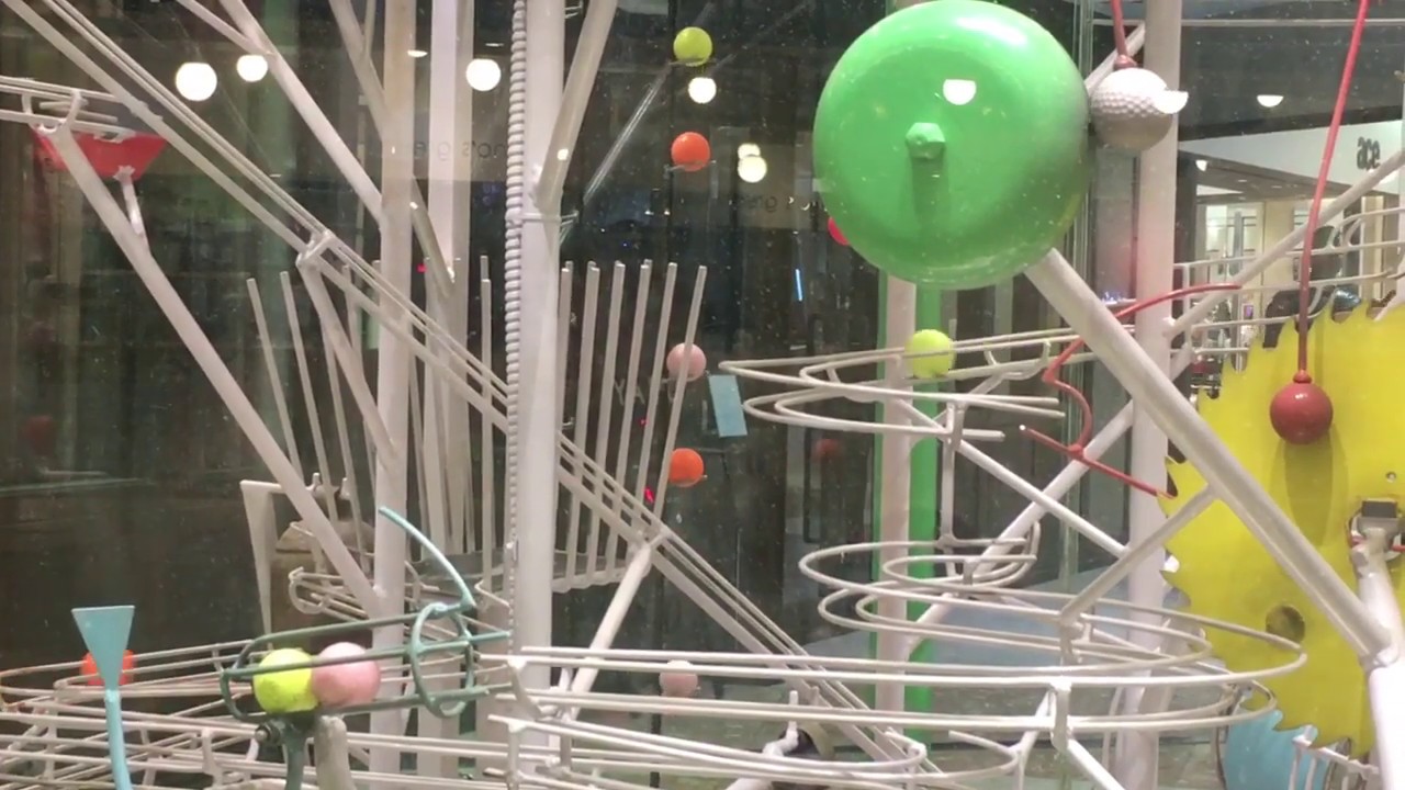 なんばCITY時の広場にあるボールマシーン（ジョージ・ローズ作）