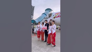 Pramugari2 Cantik Batik Air Saat Foto Bersama di Samping Pesawat di Bandara Soekarno-Hatta Jakarta