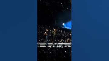 Thumbnail of Ronnie Dunn reads lyrics of paper when performing with Morgan Wallen