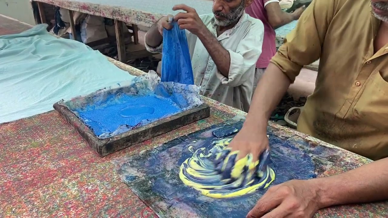 Learn step by step how to print fabric by hand. 