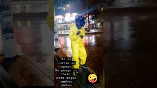 bailando salsa choque bajo la lluvia