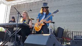 Roses n Guns @ Windmill Cove. Ca  US