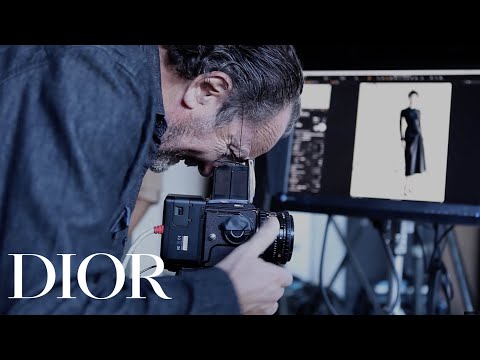 Video: Tereza Vlakova fotosuratlaridagi oddiy, ammo sirli qizlar