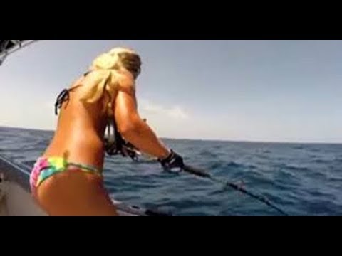 Видео: 【釣りガール】なぜかビキニ姿で漁を!!!【ビキニでフィッシング】
