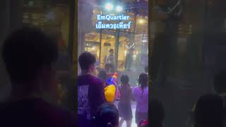 #曼谷 #潑水節 百貨公司門口直接開噴啦
