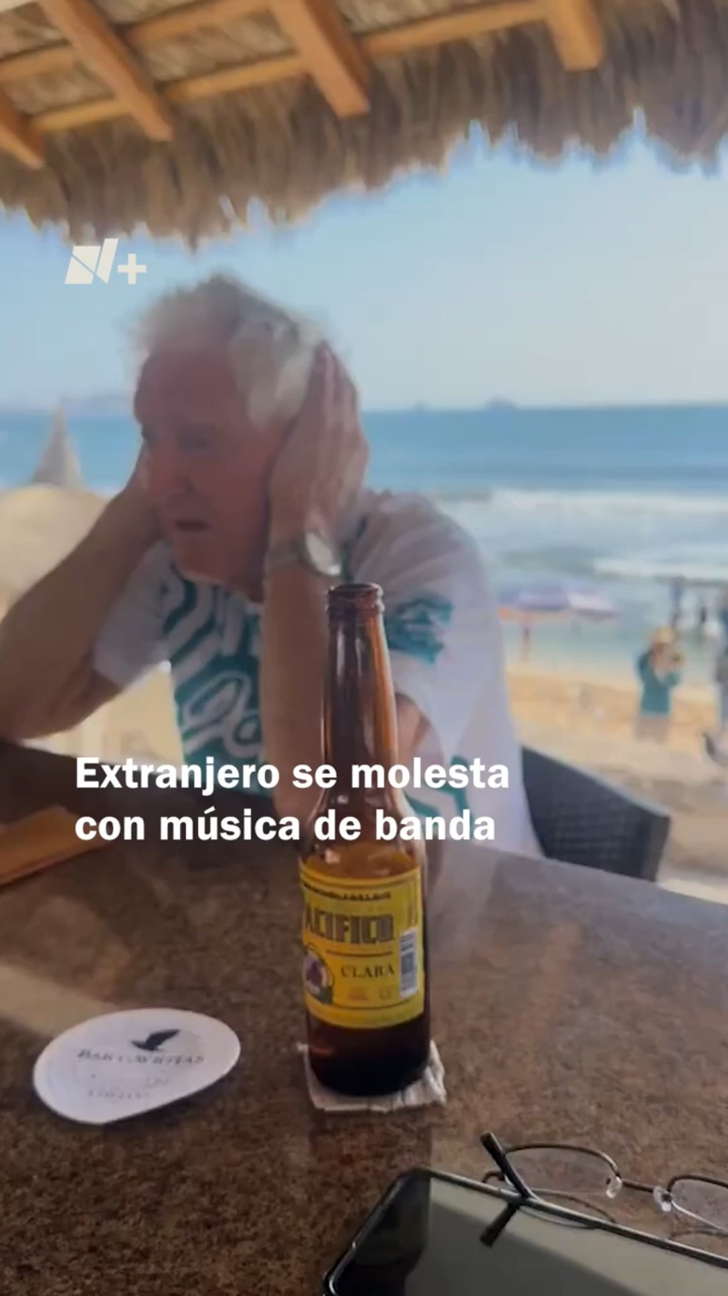 Extranjero se molesta con música de banda - N+ #Shorts