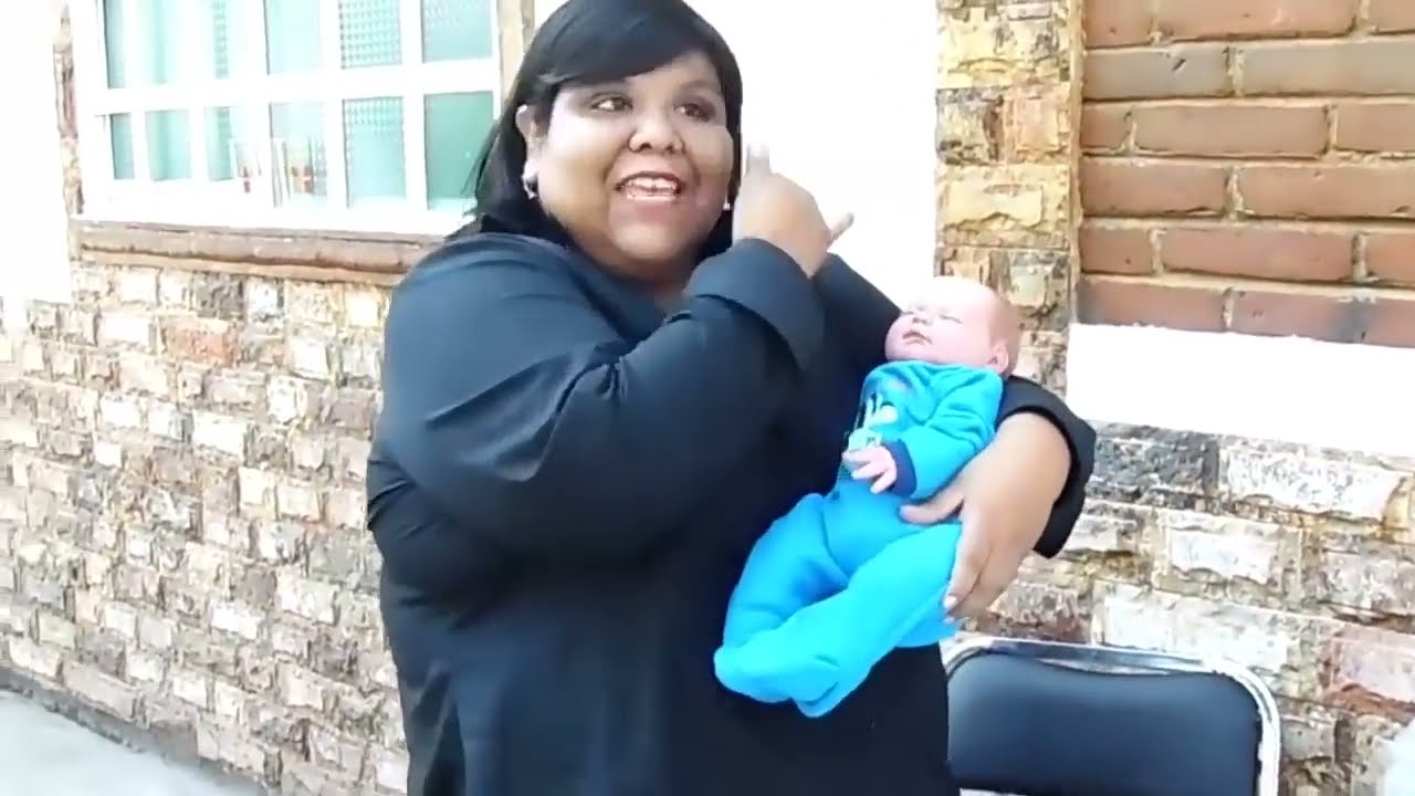 Aimep3 y Dadod0wn compran un bebé de plástico.  Resubido del UniversoP3