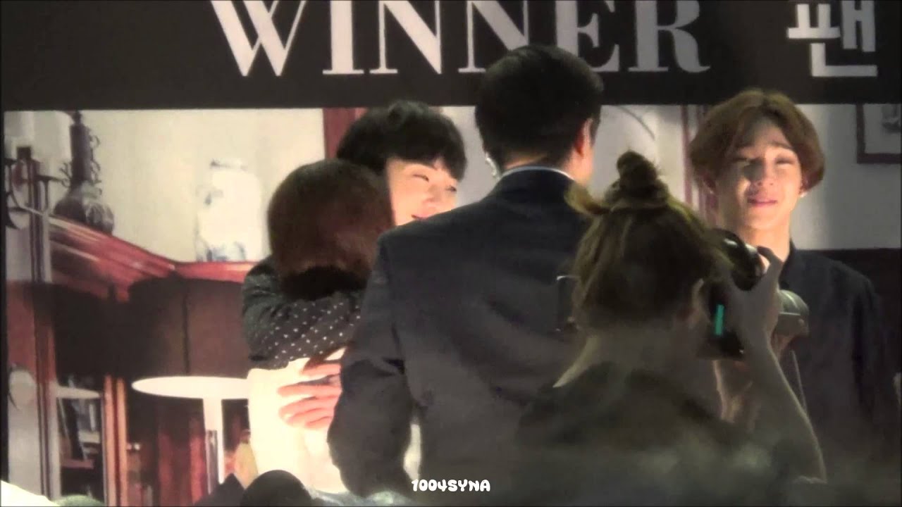 [EngSub]140902 위너 강승윤 다정하게 팬 허그 Winner Kang Seungyoon Hugging fans at Myungdong