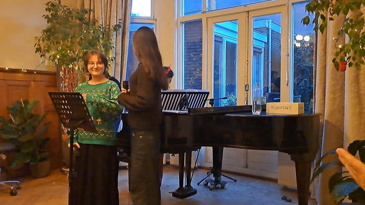 BONUS TRACK: SANTA BABY CECILIA AND MICAELA