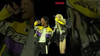 Download Lagu Bruno Mars Joins Rosé Onstage For A Surprise ‘APT.’ Performance MP3 Download Lagu Bruno Mars Joins Rosé Onstage For A Surprise ‘APT.’ Performance MP3