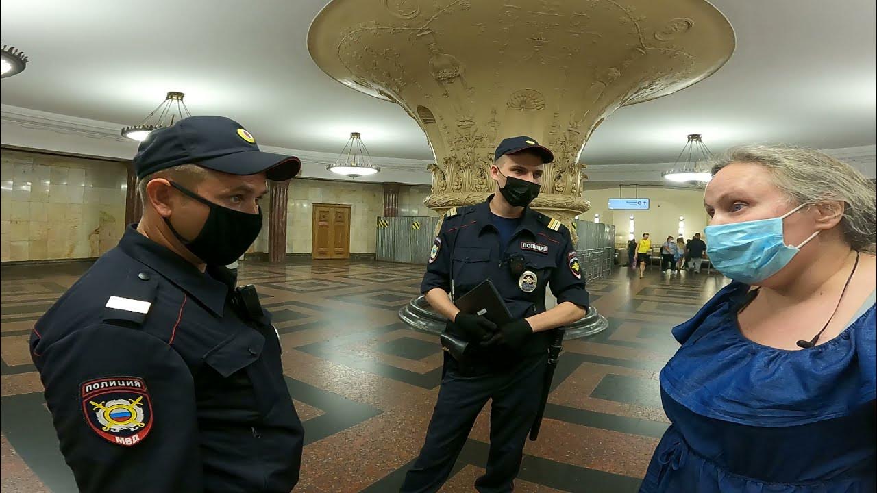 Полицейских прибывших на место. Полиция на месте происшествия. Полицейских прибывших на место. Осмотр места происшетви. Полицейский и мчс.