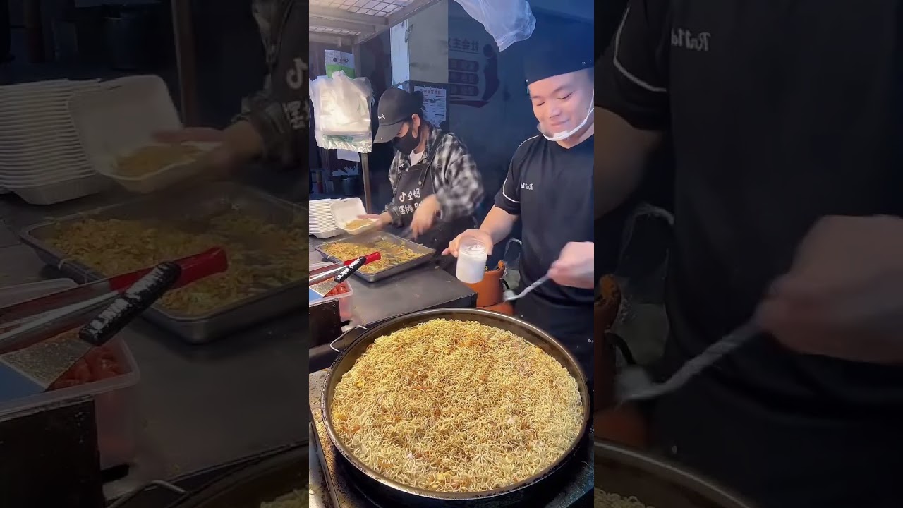 夫妻路边摊鸡蛋炒面炒粉 