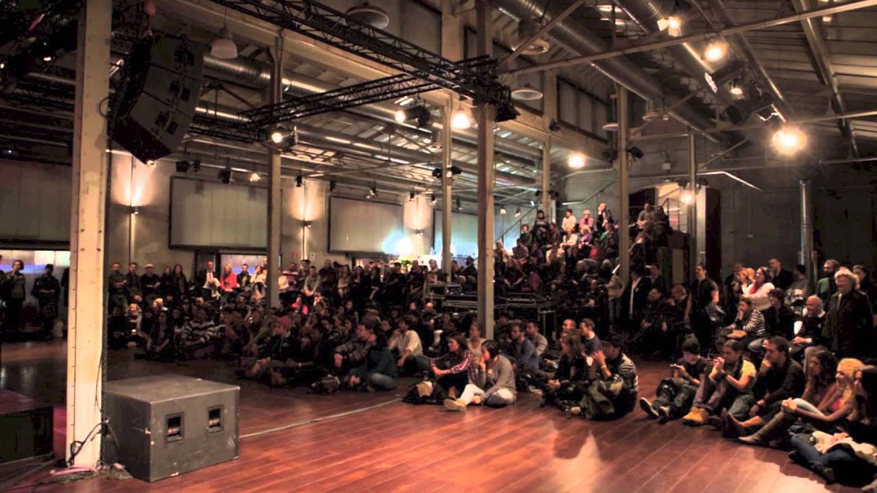 Dani Reus canta "White Christmas"