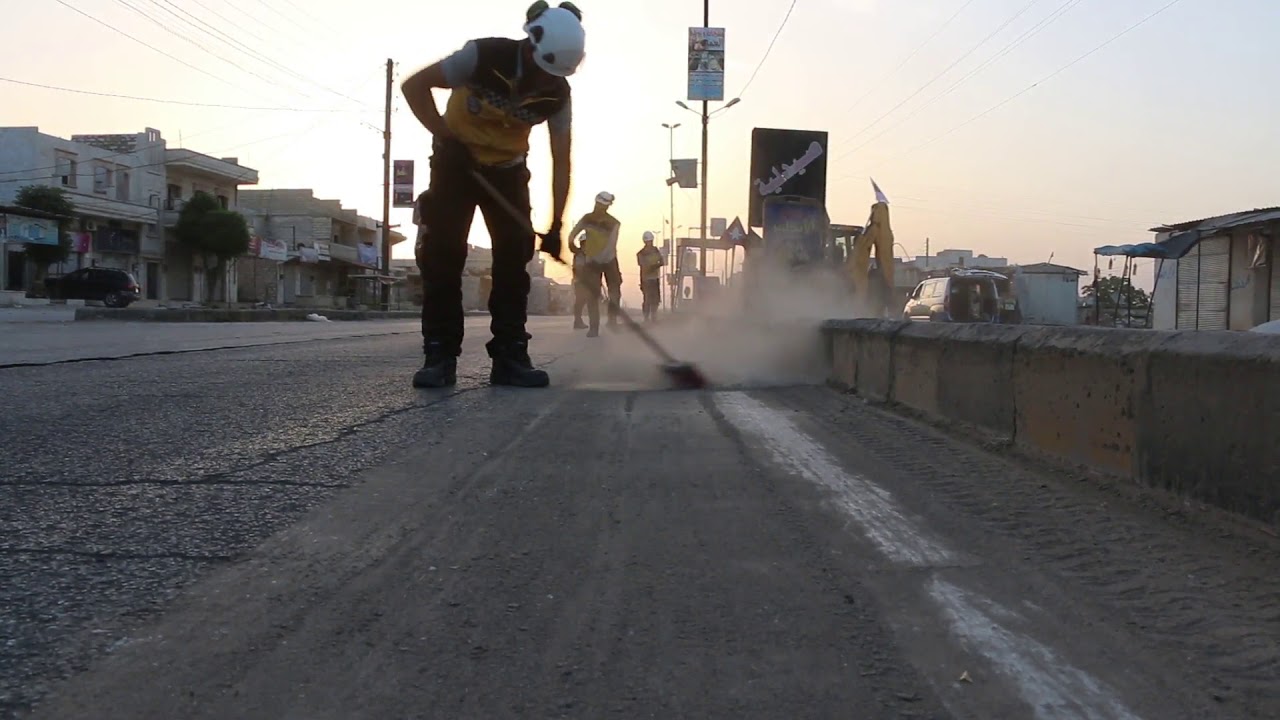 #فيديو| تنظيف الطريق العام في بلدة أورم الكبرى بمناسبة حلول عيد الفطر السعيد.#الدفاع_المدني_السوري