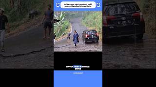 ketika warga nekat membantu mobil melewati tanjakan licin saat hujan #shorts