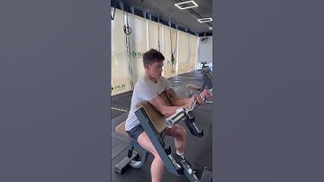 Curl de biceps con W en banco Scott