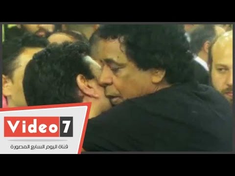 بالفيديو الكينج محمد منير يحتضن هانى شاكر فى عزاء نور الشريف