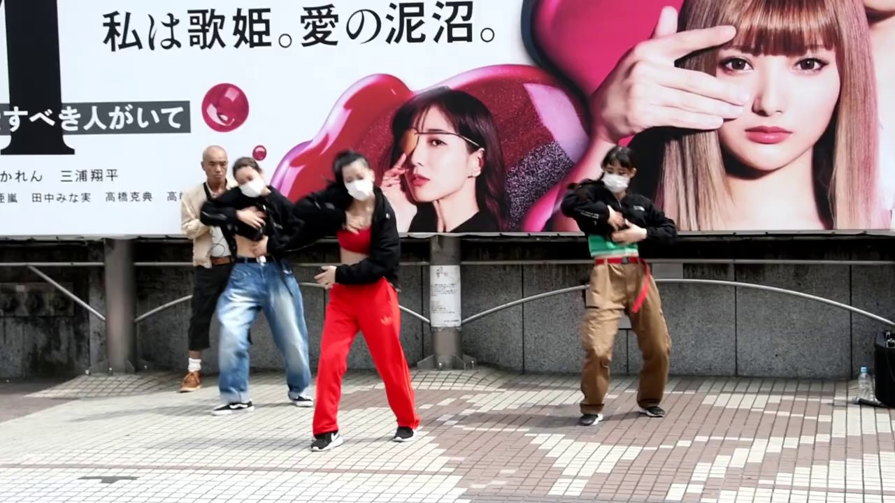 渋谷駅前で女の子たちがダンスパフォーマンス中にハプニング Youtube