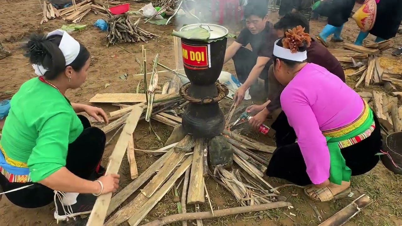 The drum-beating ritual to open the festival performed by the shaman in the northwestern region.