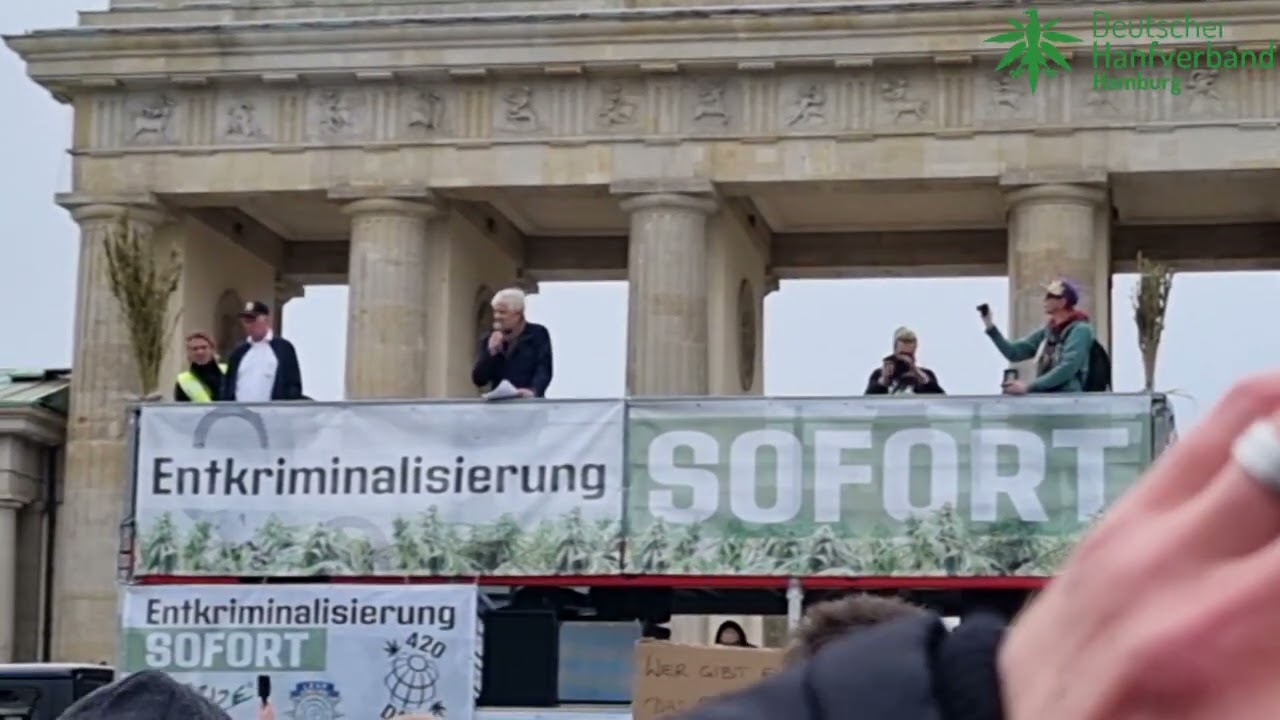 Hubert Wimber mit seiner Rede bei der 420 Demo 2022 in Berlin.