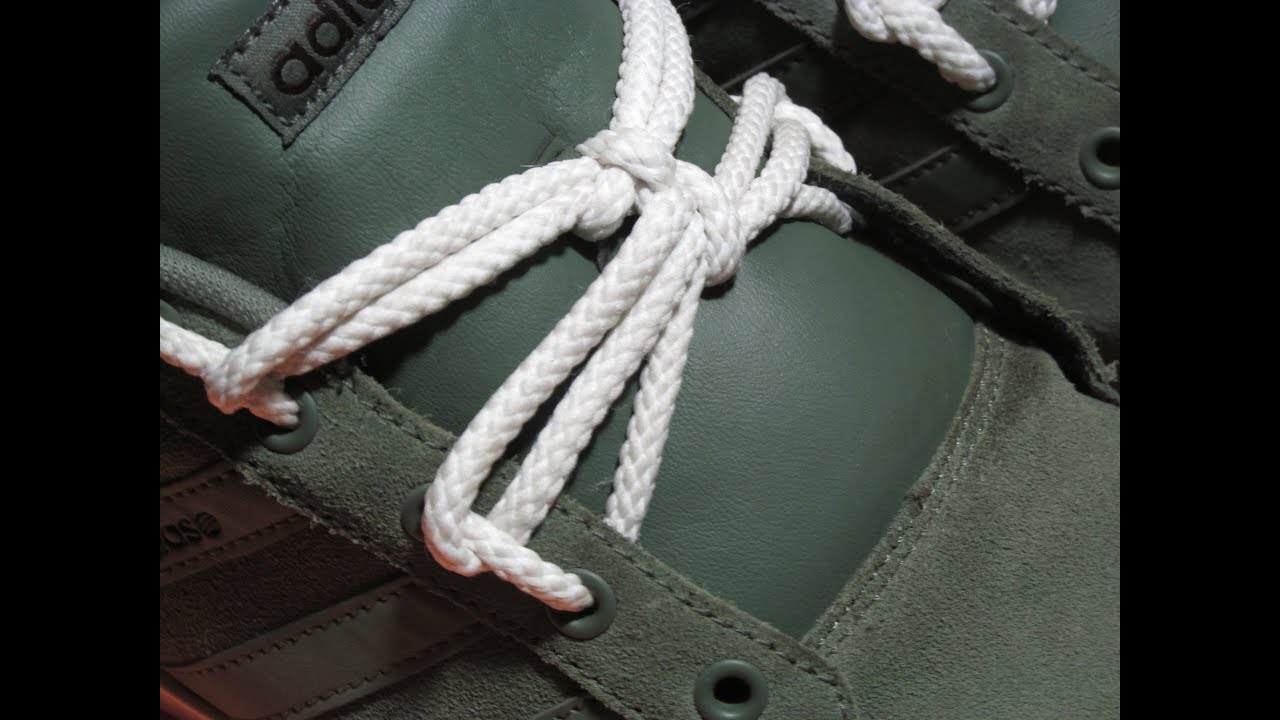 Шнуровка петлями. Шнуровка кроссовок. Красивый узел на шнурках кроссовок.