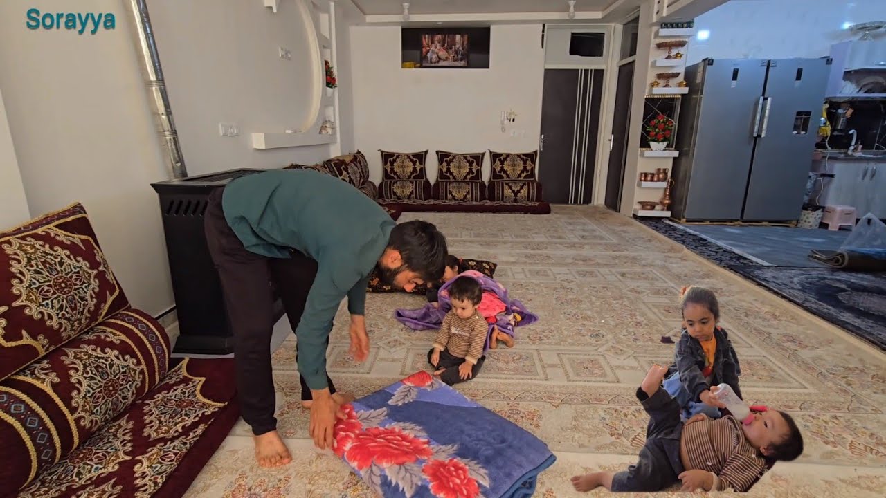 Первый день жизни детей в новом доме Тайябы.