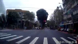 台北客運公司307公車車號:259-U5 駕駛:楊麒玄 停於機車等停區且越線,闖紅燈,開車抽菸請自行調閱公司行車監視器