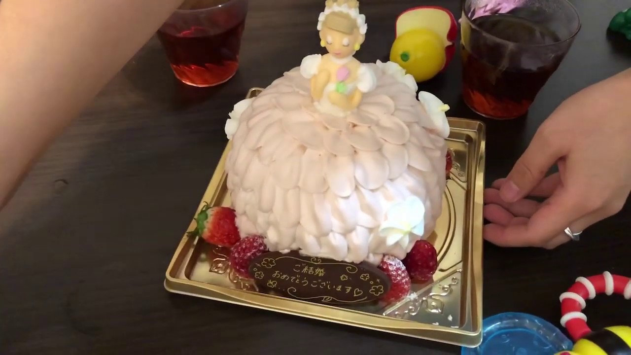 友達の結婚祝いでケーキを食べた Youtube