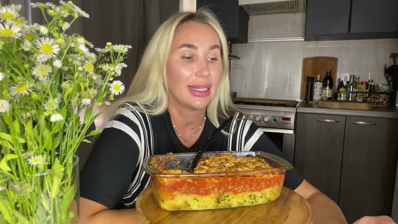 МУКБАНГ МИСТИЧЕСКИЕ ИСТОРИИ /ЗАПЕКАНКА С КАРТОШКОЙ И ФАРШЕМ ПОД СЫРНОЙ КОРОЧКОЙ