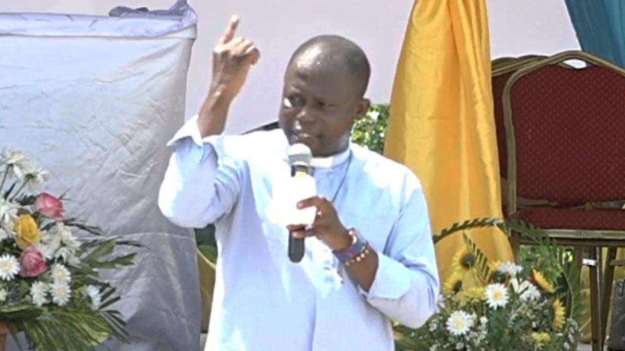 De la poussière il retire le pauvre, Du fumier il relève l'indigent.  Père Bienvenu DJEA