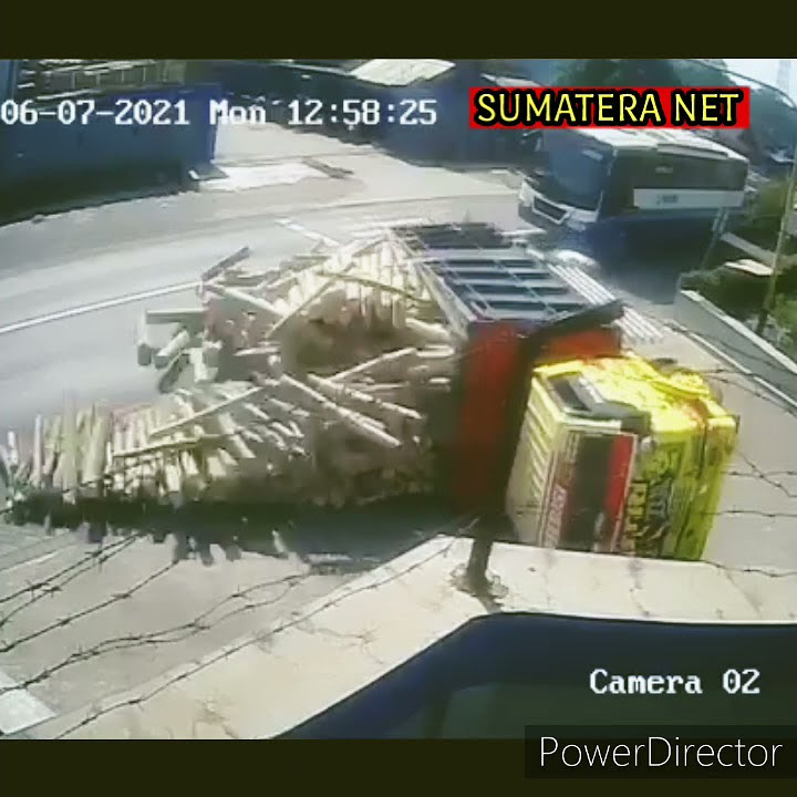 Detik-detik terjadinya kecelakaan di simpang 4, rekaman CCTV.