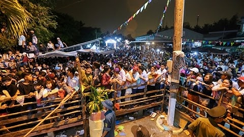 Hàng nghìn người tranh giành đồ cúng giữa đêm ở miền Tây