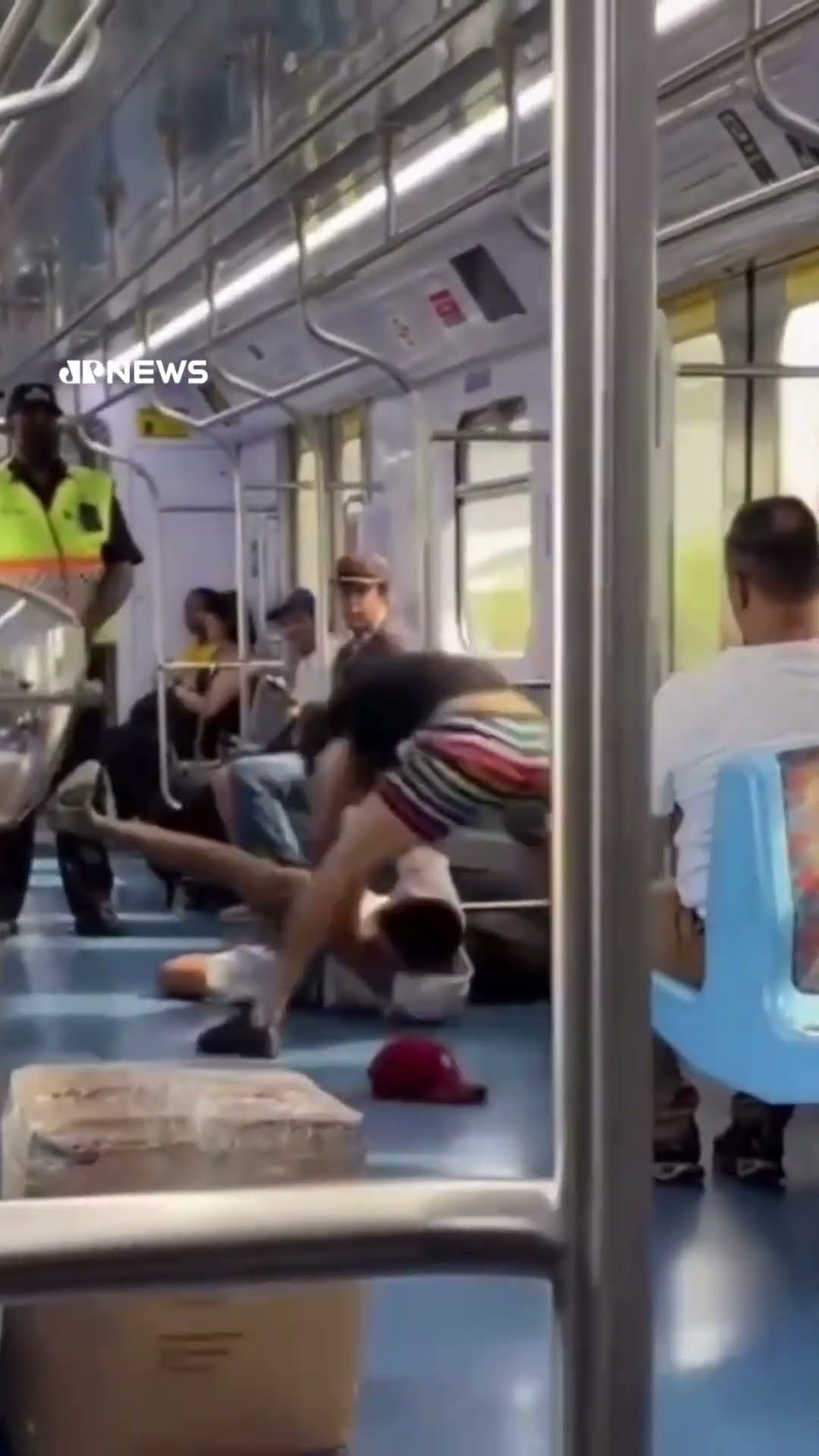 Seguranças da CPTM são flagrados assistindo  briga entre passageiros em trem #shorts