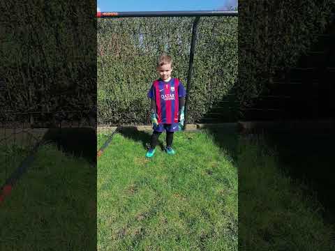 eerste stapjes in zijn goaltje thuis. #4jaar maxim jambon