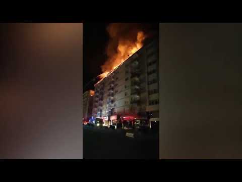 თურქეთში მიწისძვრის შემდეგ ძლიერი ხანძარი საცხოვრებელ სახლს გაუჩნდა