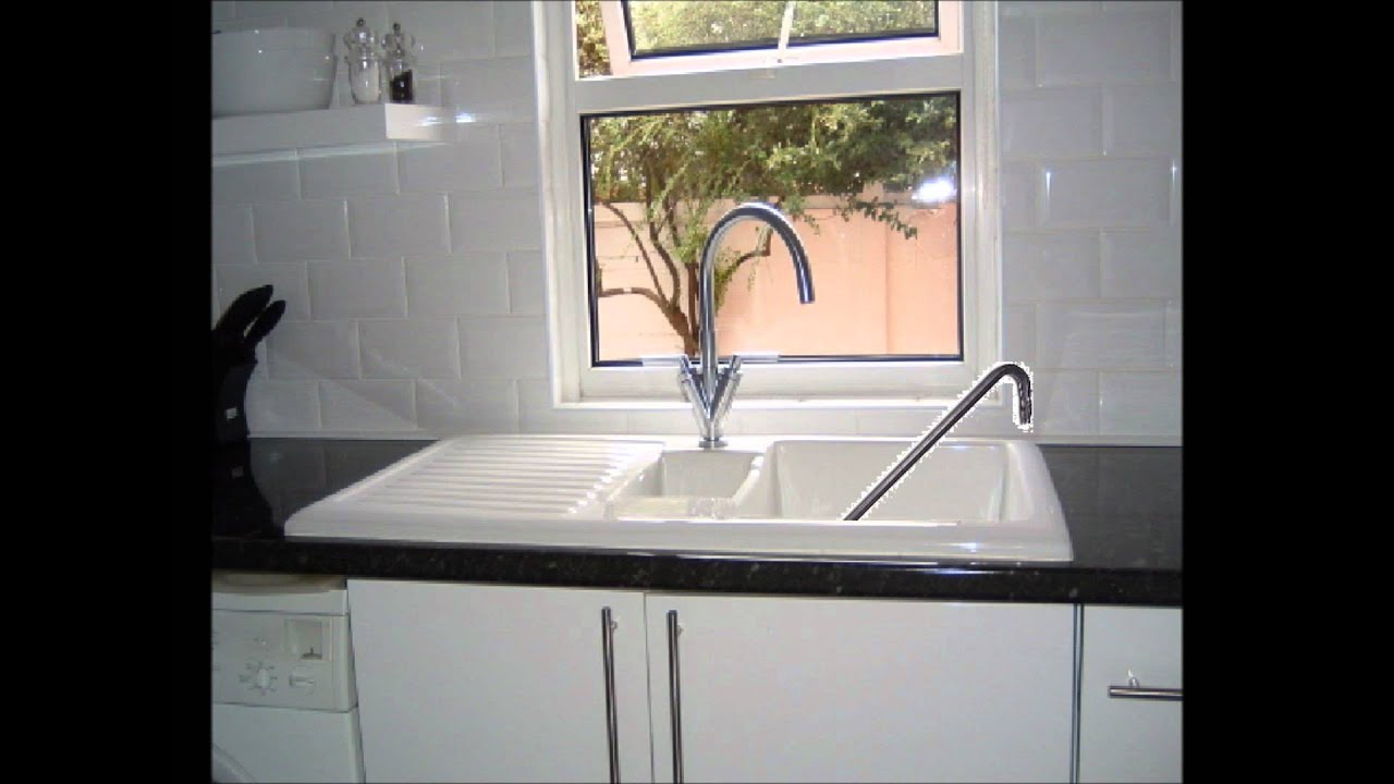 мойка под окном на кухне. напротив мойки. напротив мойки. раковина у окна. напротив мойки.