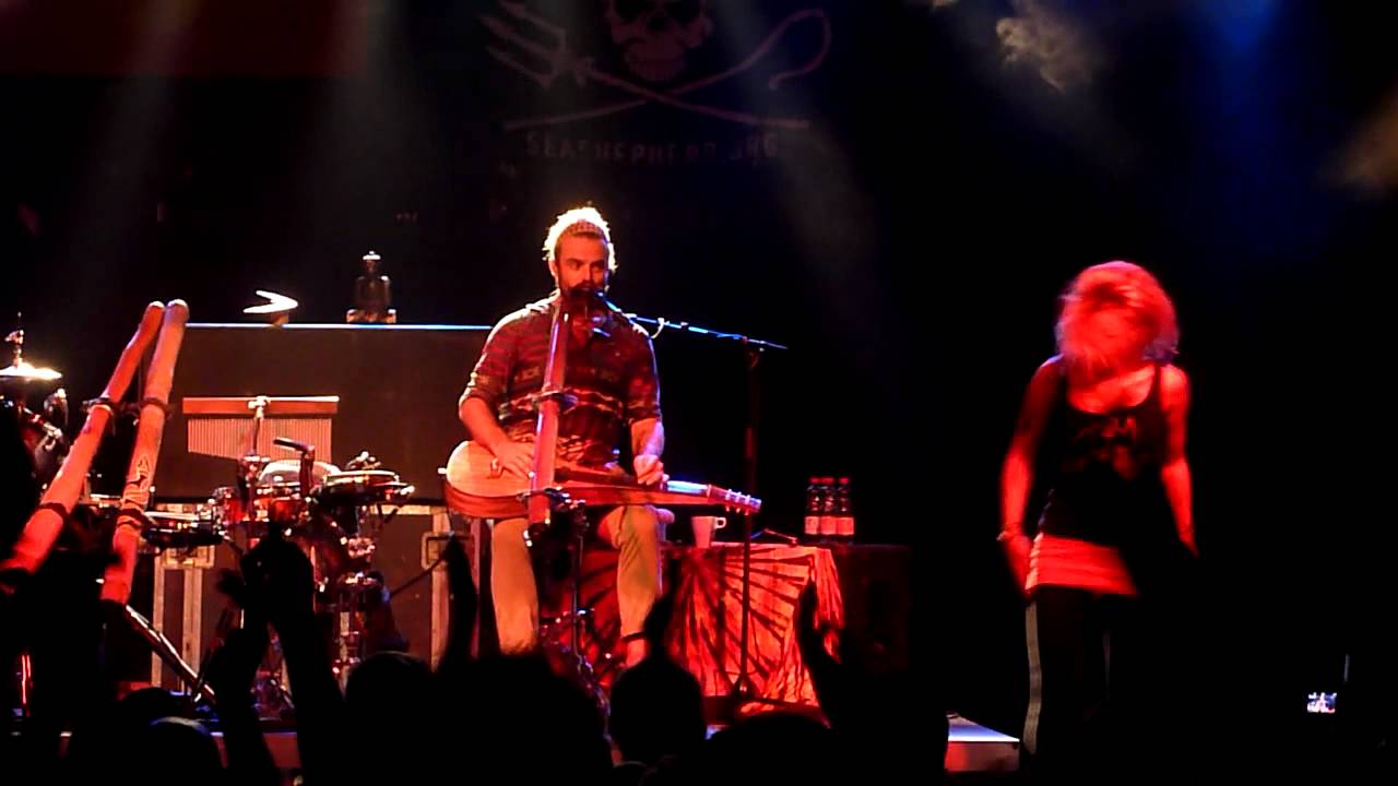 Xavier Rudd - Let Me Be (live @ Arena, Vienna, 20120725)