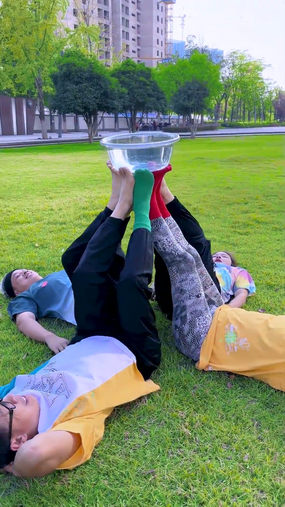 Challenge Together To Lift The Water Bowl With Your Feet!#Funnyfamily#Partygames#Shorts#Challenge