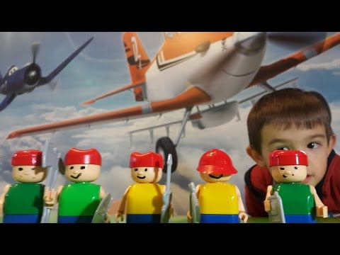 Леон и Саша открывают яйца Блок Мен Bauer. Человечки-строители. Лего ...