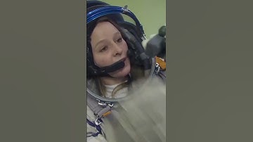 Как космонавты чешут нос в открытом космосе #shorts