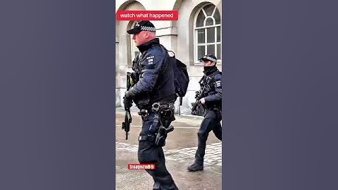 Don’t mess with the king’s guards #history #britishsoldier #tourist