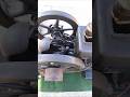 100年前のエンジンが動く姿。A 100-year-old engine in operation.