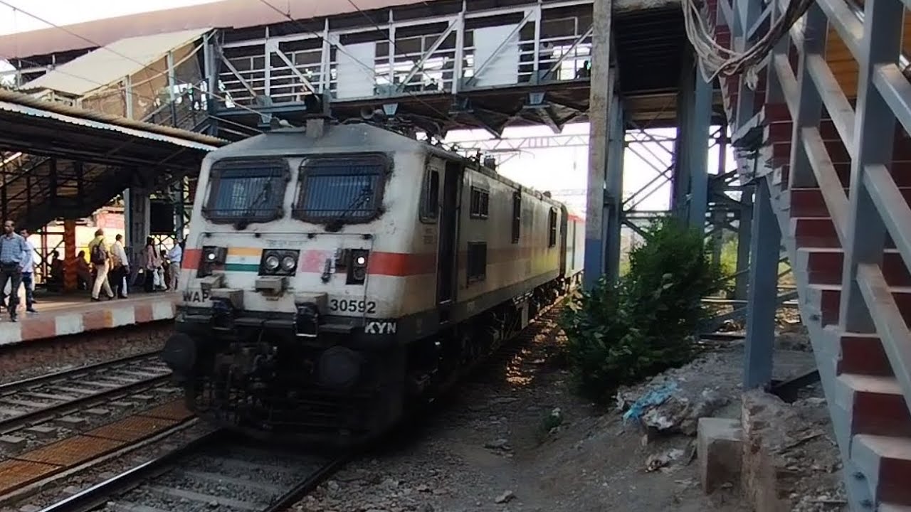 22221 Mumbai CSMT NZM Rajdhani express unleashes it's full power ...