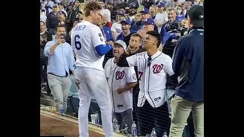 Juan Soto celebra junto a sus ex compañeros de equipo Trea Turner y Max Scherzer