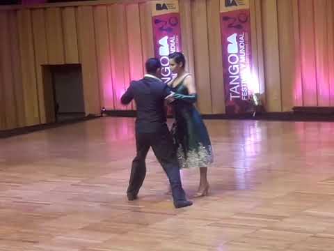 Damian roesca y amira luna zarate formosa bailan en el mundial de tango escenario 2023